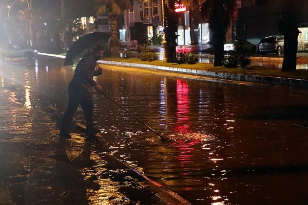 Bodrum'da sağanak etkili oldu! Cadde ve sokaklar göle döndü